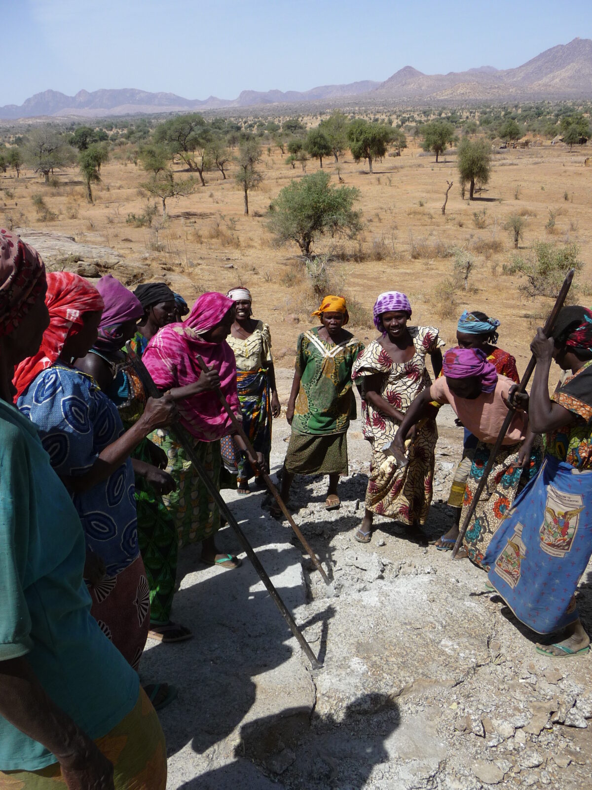 Des femmes réparent un barrage de Baro