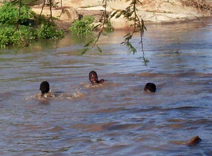Enfin les enfants barbotent dans l’eau